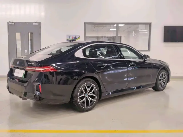 BMW i5 — Фото автомобиля 4