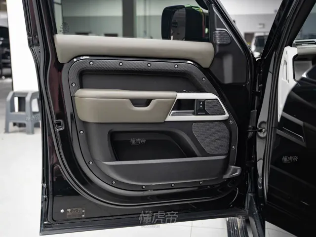 Land Rover Defender — Фото автомобиля 13