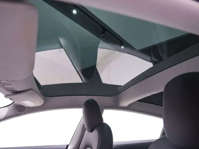 Tesla Model 3 — Фото автомобиля 15