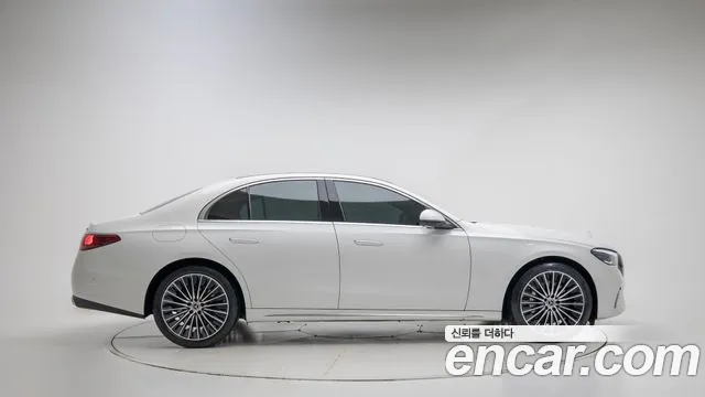 Mercedes-Benz E-Class — Фото автомобиля 4