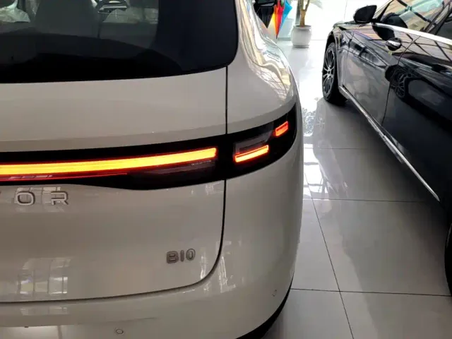 Leapmotor B10 — Фото автомобиля 7