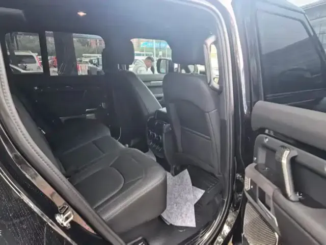 Land Rover Defender — Фото автомобиля 11