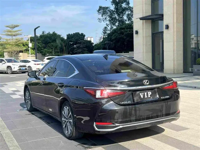 Lexus ES — Фото автомобиля 8