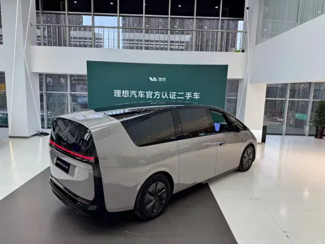 Li Auto MEGA — Фото автомобиля 3