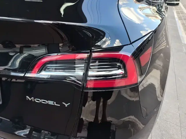 Tesla Model Y — Фото автомобиля 7