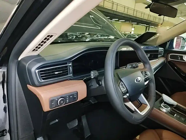 Ford Explorer — Фото автомобиля 9
