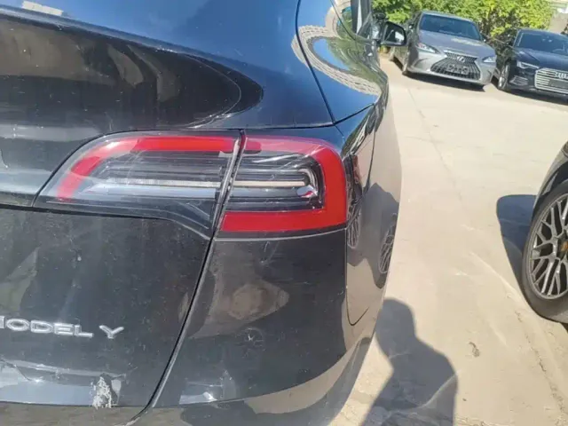 Tesla Model Y — Фото автомобиля 7