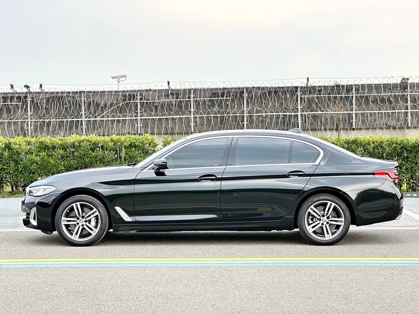 BMW BMW 5 Series 2022 Facelift 530Li Leading Luxury Package — Фото автомобиля 4