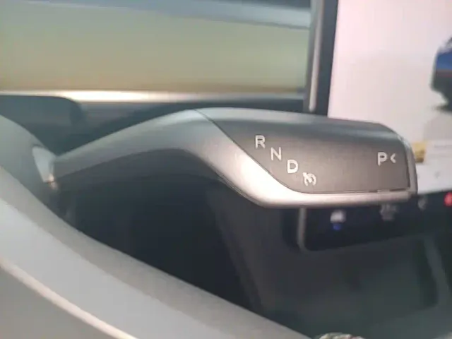 Tesla Model Y — Фото автомобиля 13