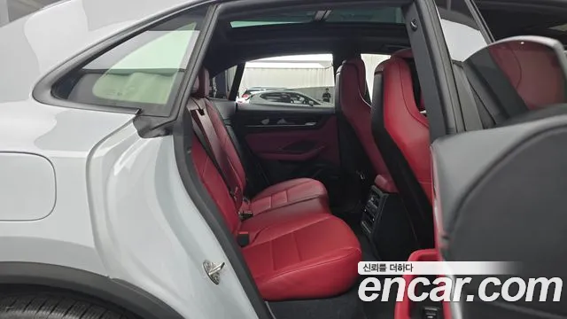Porsche Macan Electric — Фото автомобиля 12