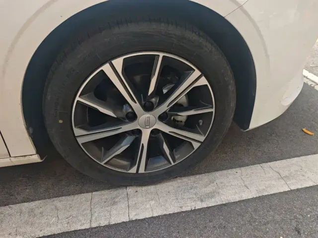 Geely Emgrand — Фото автомобиля 8