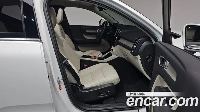 Вольво XC40 — Фото автомобиля 19