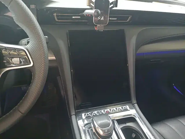 Hongqi Hongqi H5 2024 2.0T Automatic Smart Connect Flag Smooth Edition — Фото автомобиля 12