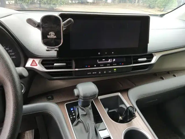 Toyota Sienna — Фото автомобиля 13