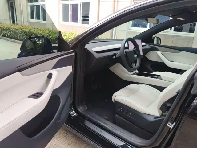 Tesla Model Y L — Фото автомобиля 15