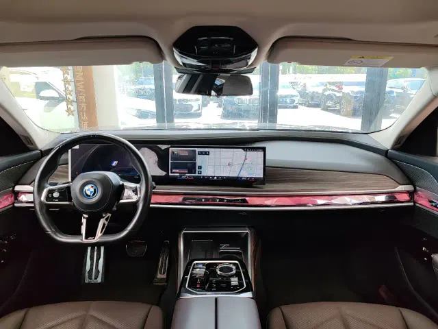 BMW i7 — Фото автомобиля 10