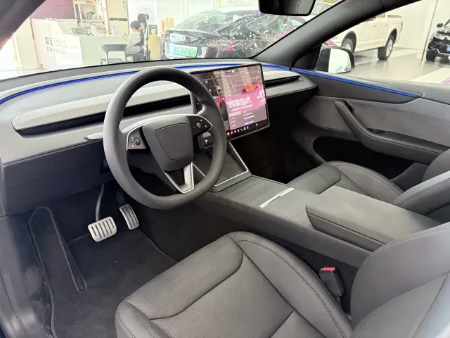 Tesla Model Y — Фото автомобиля 16