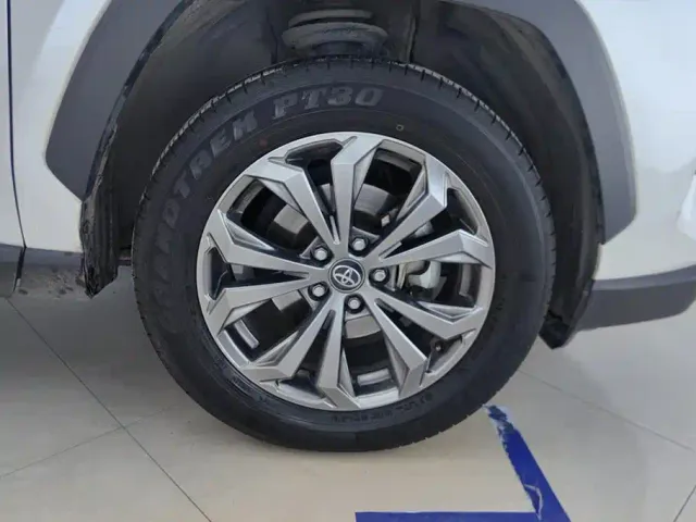 Toyota RAV4 — Фото автомобиля 6