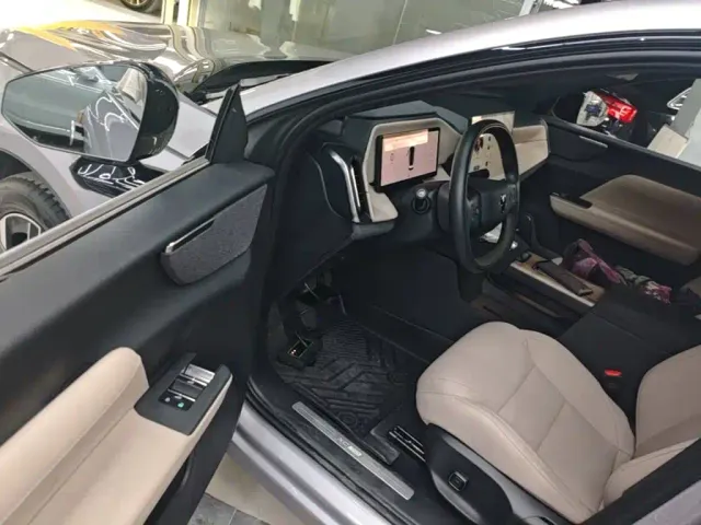 Volvo XC70 Plug-in Hybrid — Фото автомобиля 15