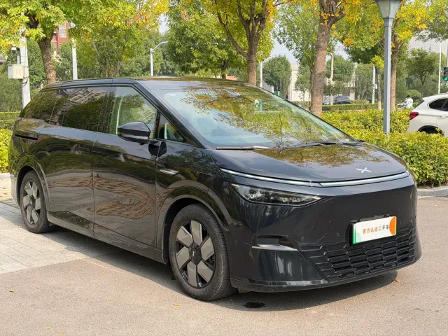 Xpeng X9 — Фото автомобиля 3