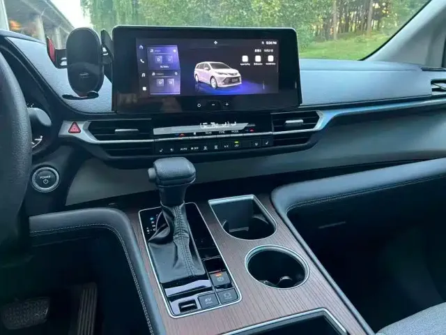 Toyota Sienna — Фото автомобиля 10