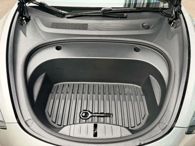 Tesla Model 3 — Фото автомобиля 12