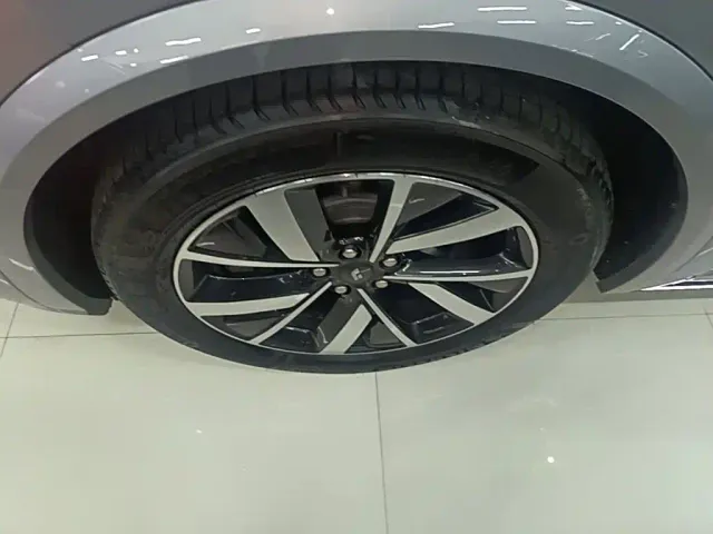 Li Auto L8 — Фото автомобиля 22