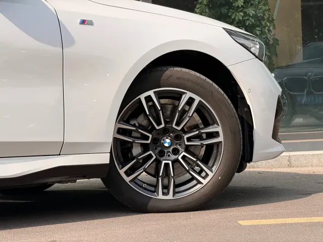 BMW 5 Series — Фото автомобиля 24