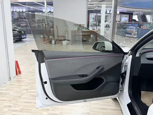 Tesla Model 3 — Фото автомобиля 5