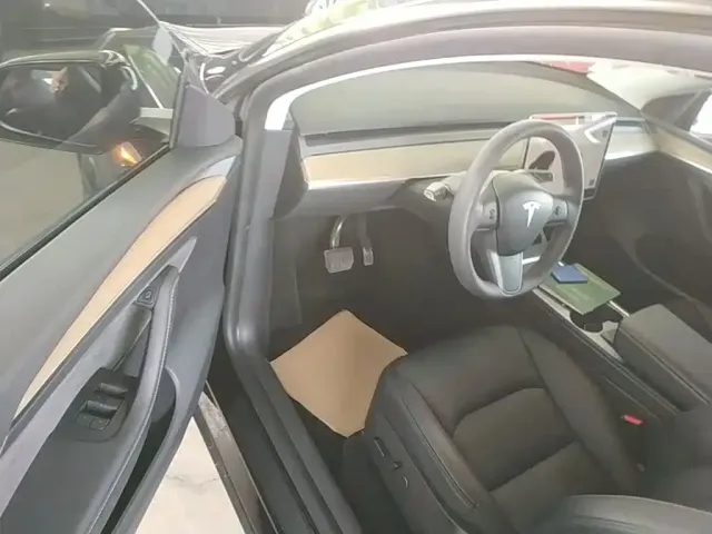 Tesla Model Y — Фото автомобиля 15