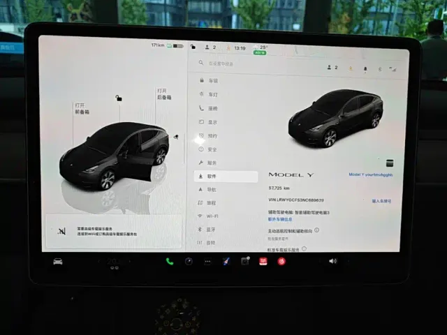 Tesla Model Y — Фото автомобиля 11