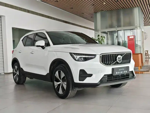 Volvo XC40 — Фото автомобиля 3