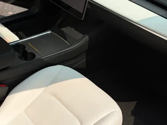 Tesla Model 3 — Фото автомобиля 10