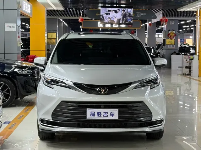 Toyota Sienna — Фото автомобиля 2