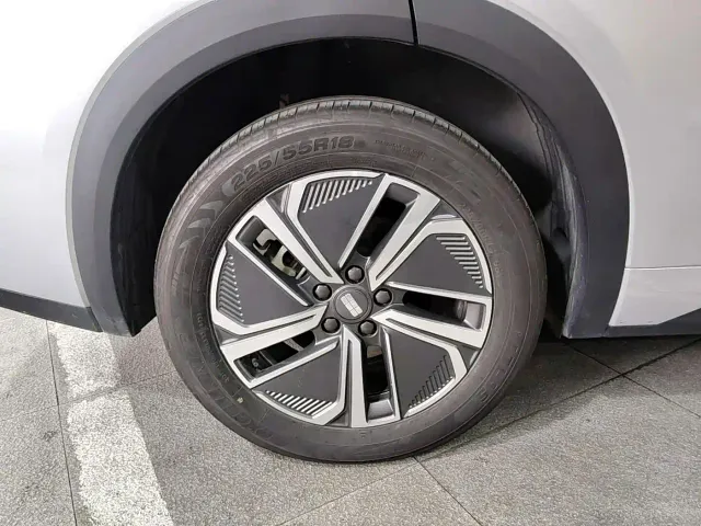 Geely Galaxy Starship 7 EM-i — Фото автомобиля 18