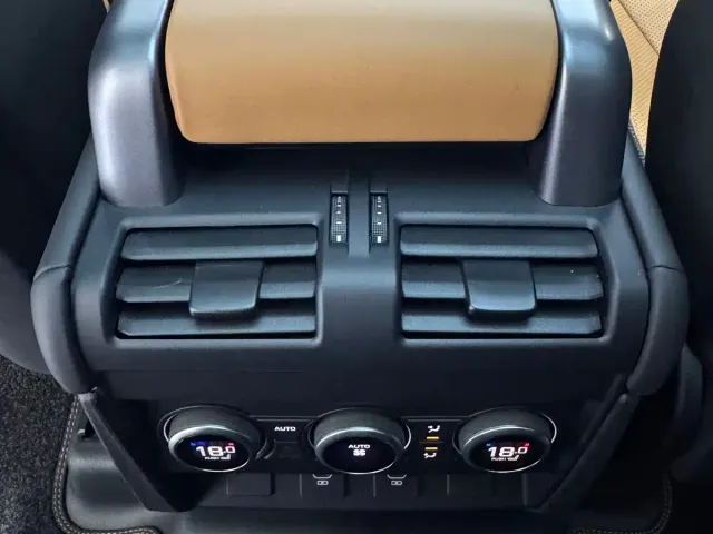 Land Rover Defender — Фото автомобиля 16