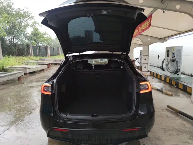 Tesla Model Y — Фото автомобиля 18