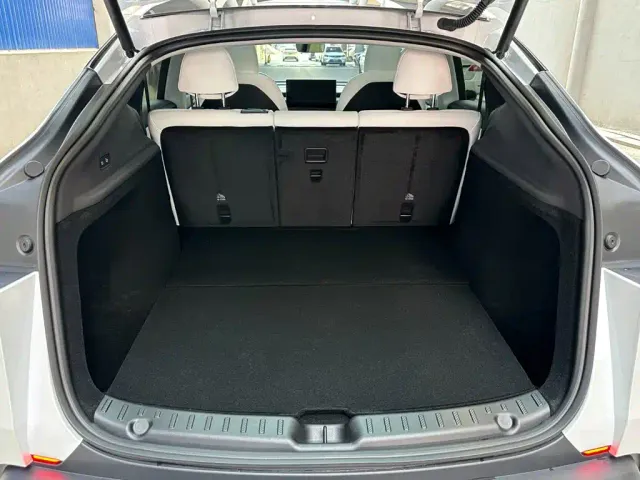 Tesla Model Y — Фото автомобиля 8