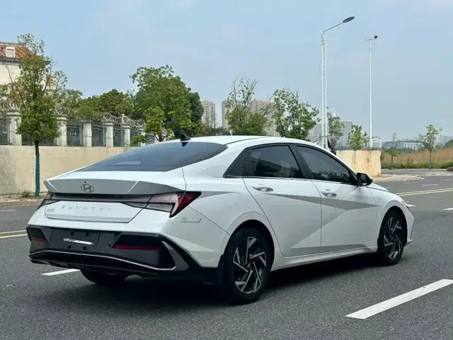Hyundai Elantra — Фото автомобиля 6