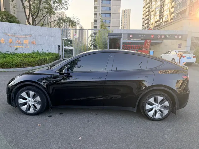 Tesla Model Y — Фото автомобиля 5