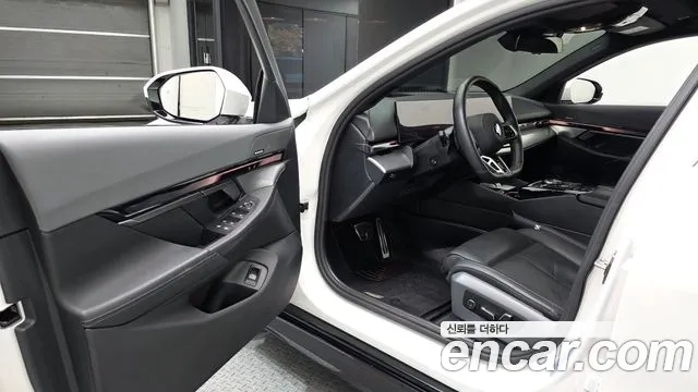BMW 5 Series G60 — Фото автомобиля 15