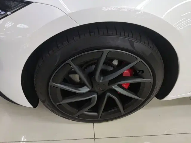 Tesla Model 3 — Фото автомобиля 22