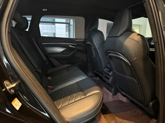 Audi Q6L e-tron — Фото автомобиля 7