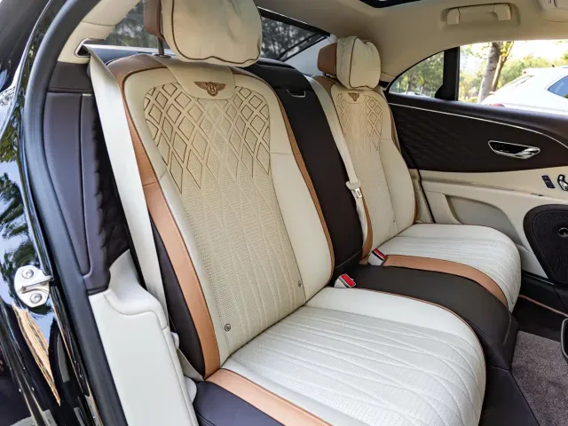 Bentley Flying Spur — Фото автомобиля 12