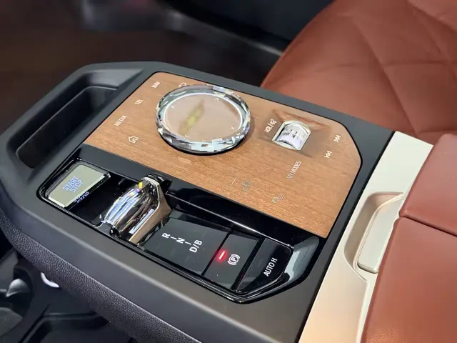 BMW iX — Фото автомобиля 10