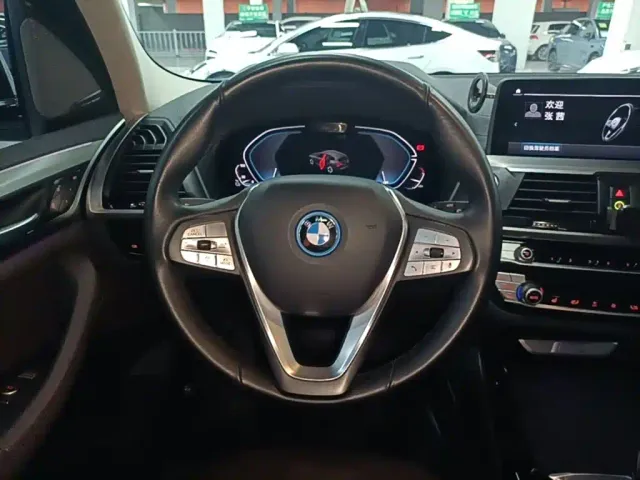 BMW iX3 — Фото автомобиля 10