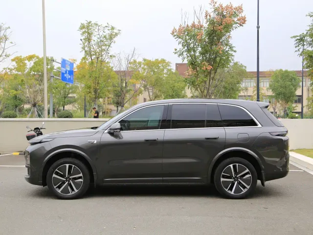 Li Auto L8 — Фото автомобиля 19
