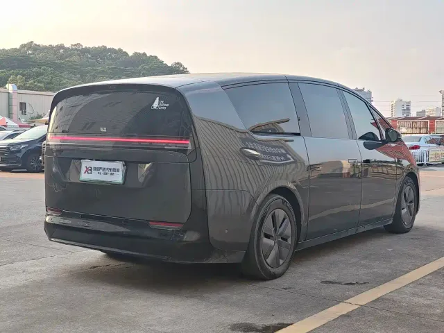 Li Auto MEGA — Фото автомобиля 7
