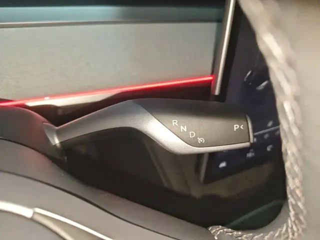 Tesla Model Y — Фото автомобиля 13