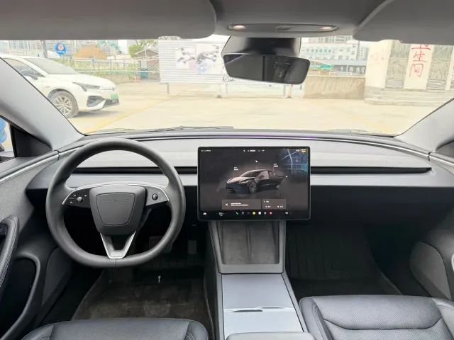 Tesla Model 3 — Фото автомобиля 2